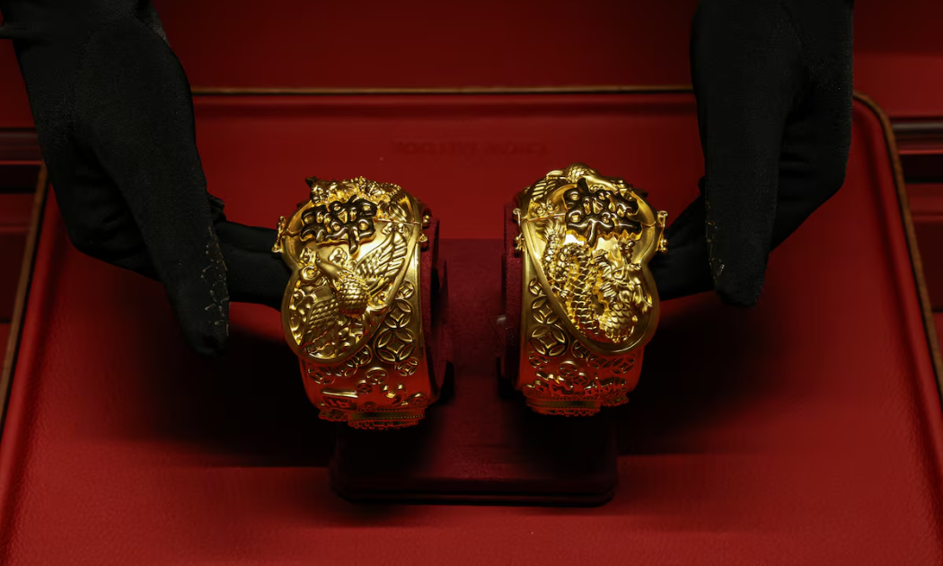 Vàng chững giá trước cuộc họp Fed, SPDR Gold Trust tiếp tục xả hàng