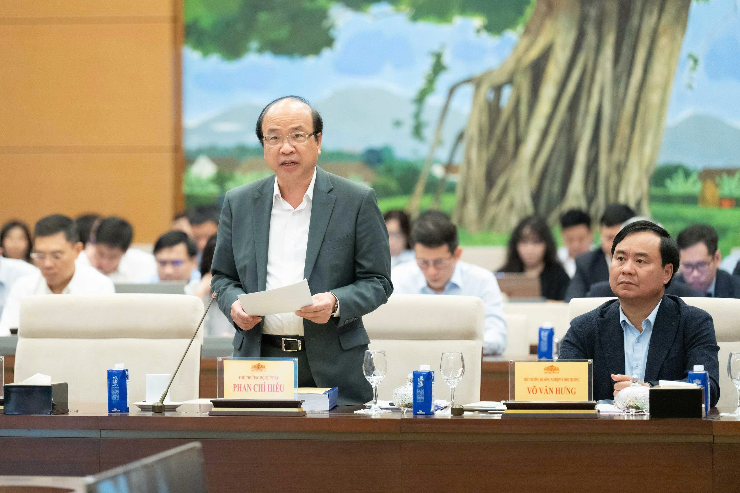 Thứ trưởng Bộ Tư pháp Phan Chí Hiếu thuyết trình về nội dung cơ bản của dự thảo Luật Thủ đô (sửa đổi). Ảnh: Quốc hội.