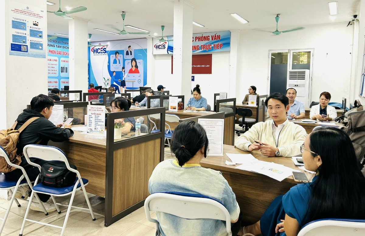 Các doanh nghiệp tham gia tuyển dụng lao động tại sàn việc làm Hà Nội. Ảnh: Trần Oanh.