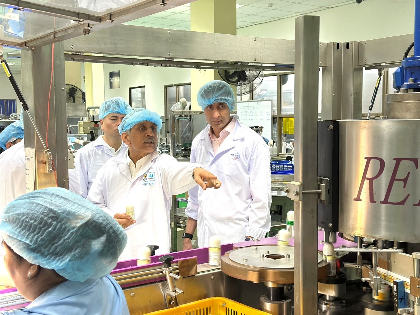 Ban lãnh đạo Tập đoàn trong chuyến thăm nhà máy Wipro tại VSIP Việt Nam.