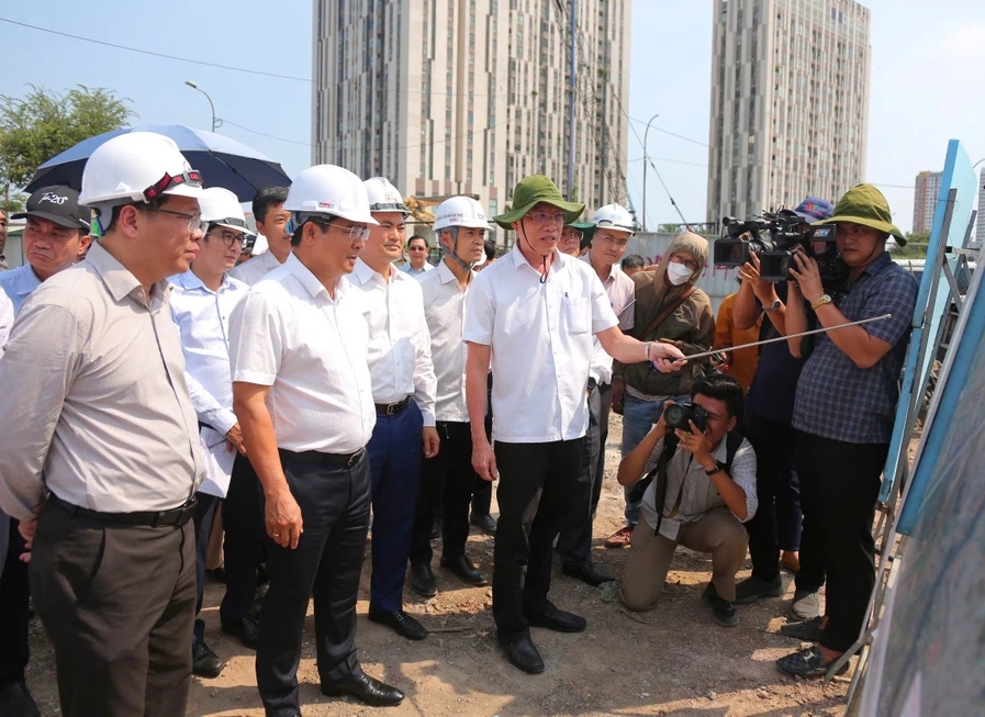 Chủ tịch UBND TP. Hồ Chí Minh Nguyễn Văn Được khảo sát thực địa tại dự án nút giao An Phú, chiều 17/3.