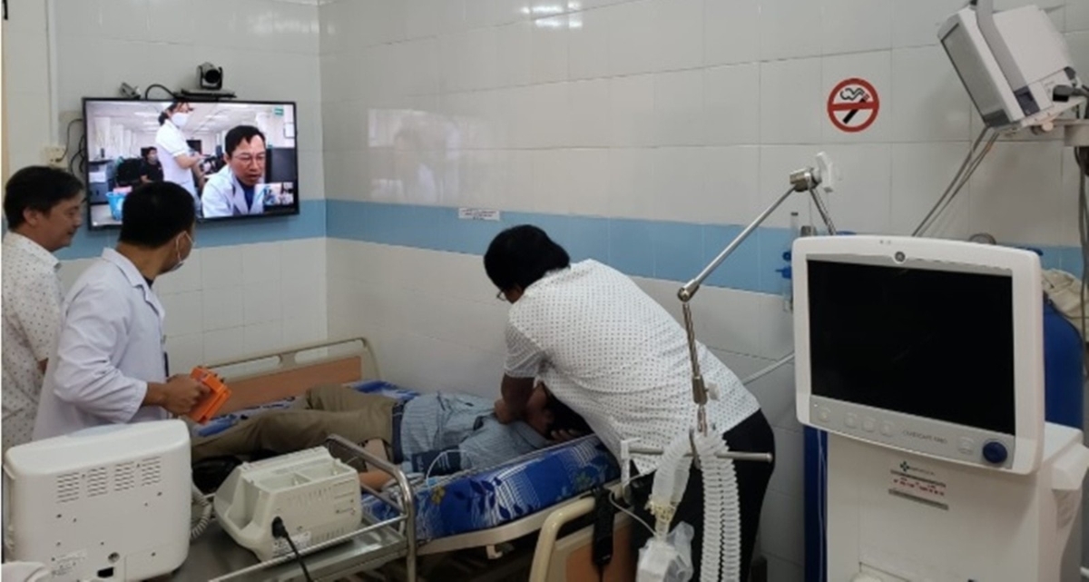 Y bác sĩ tại Côn Đảo cấp cứu bệnh nhân, với sự hỗ trợ chuyên môn từ các chuyên gia trong đất liền qua hệ thống Telemedicine.