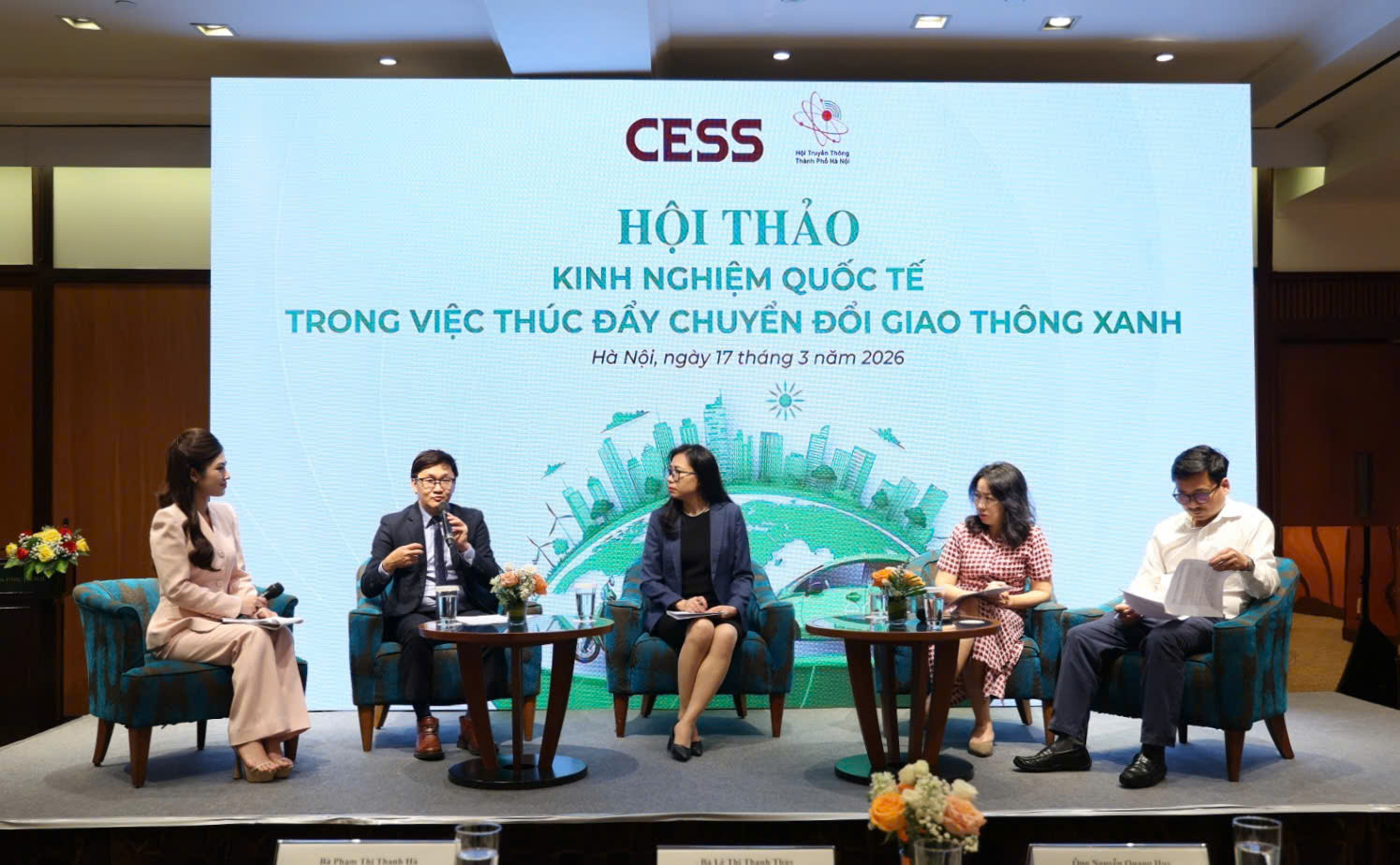 Các đại biểu trao đổi tại Hội thảo.