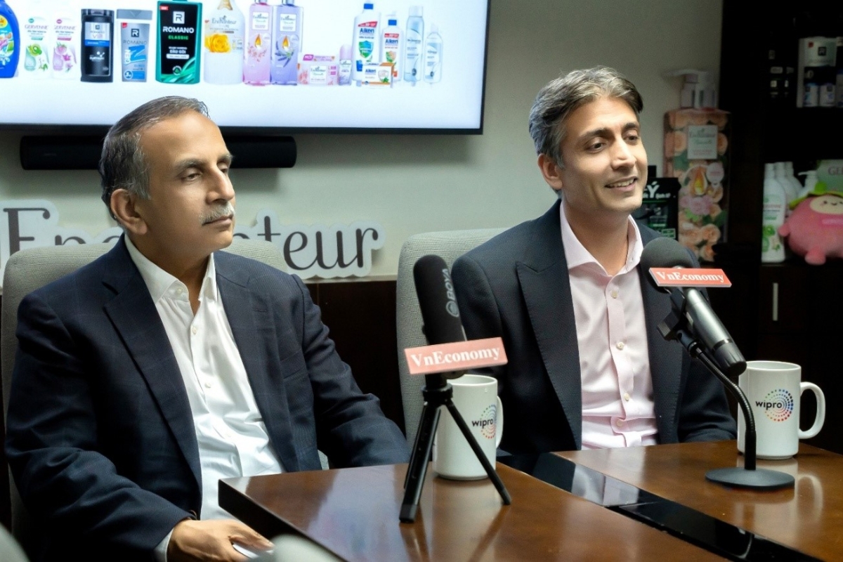 Ông Rishad Premji, Executive Chairman of Wipro Limited (bên phải) và ông Nagender Arya, President - East Asia, Yardley India Business & COO – Wipro Consumer Care International, trao đổi cùng VnEconomy.