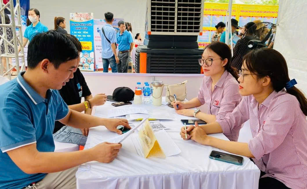 Người lao động được tư vấn, kết nối việc làm để quay trở lại thị trường lao động. Ảnh: Nhật Dương.