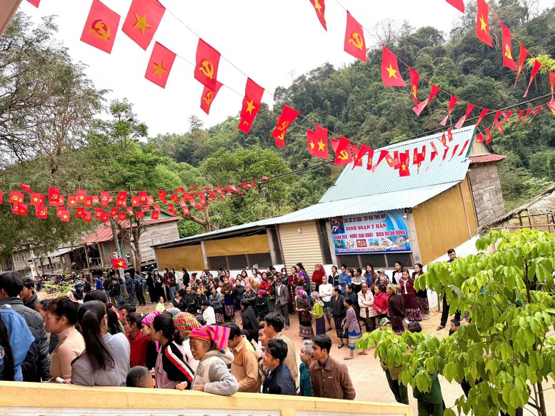 Đồng bào miền núi phía tây tỉnh Quảng Trị nô nức đi bầu cử - Ảnh: VGP