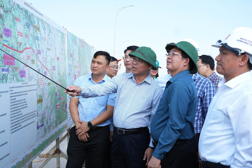 Phó Thủ tướng Chính phủ Hồ Quốc Dũng nghe báo cáo từ các đơn vị. Ảnh: TTXVN