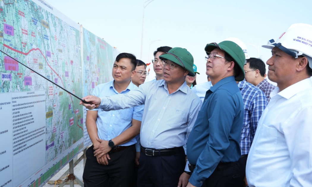 Phó Thủ tướng Chính phủ Hồ Quốc Dũng nghe báo cáo từ các đơn vị. Ảnh: TTXVN