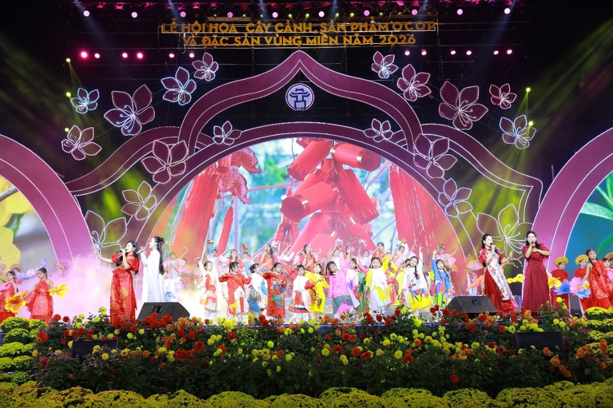 Tiết mục văn nghệ đặc sắc trong ngày khai mạc Hội chợ.