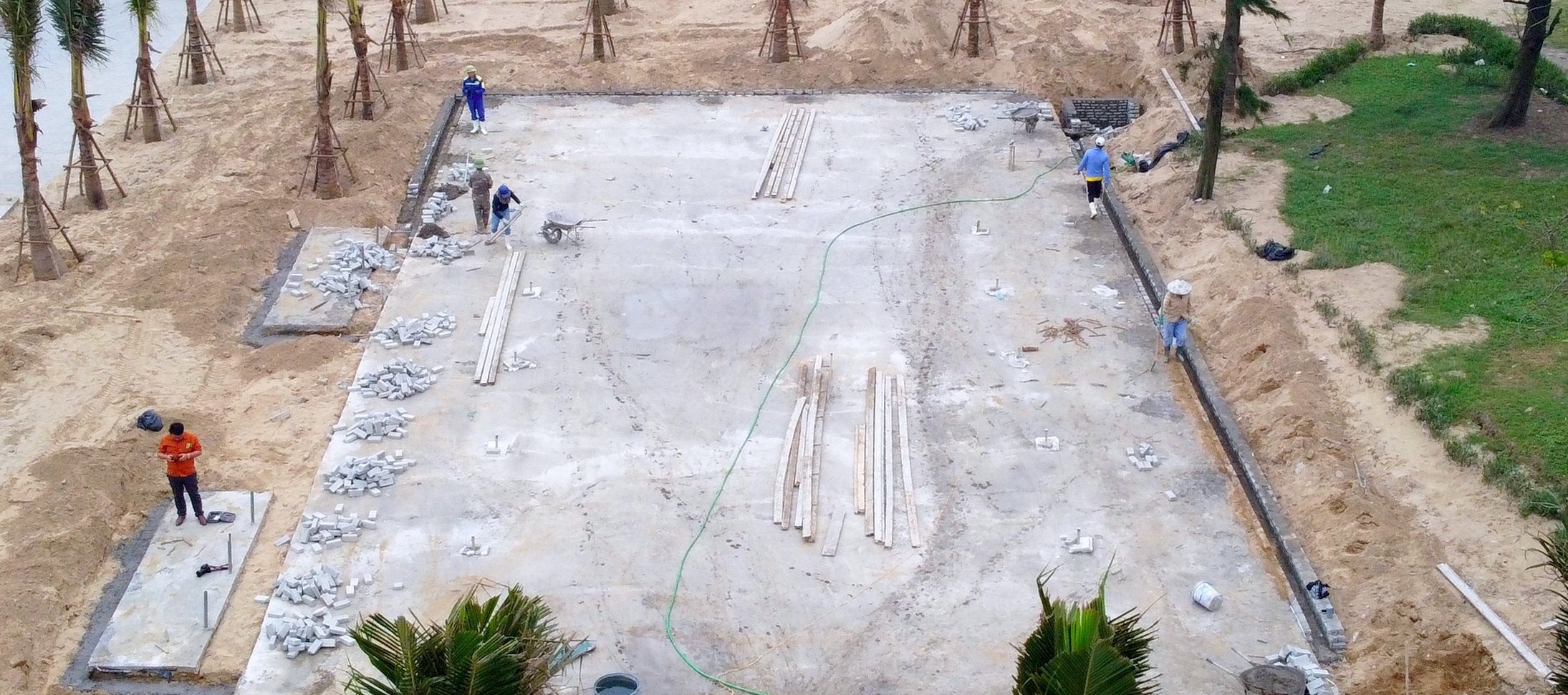 Một điểm tắm tráng đang được xây dựng tại biển Cửa Lò, chuẩn bị cho mùa du lịch. Ảnh: Quang An