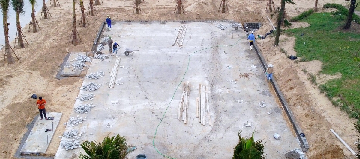 Một điểm tắm tráng đang được xây dựng tại biển Cửa Lò, chuẩn bị cho mùa du lịch. Ảnh: Quang An