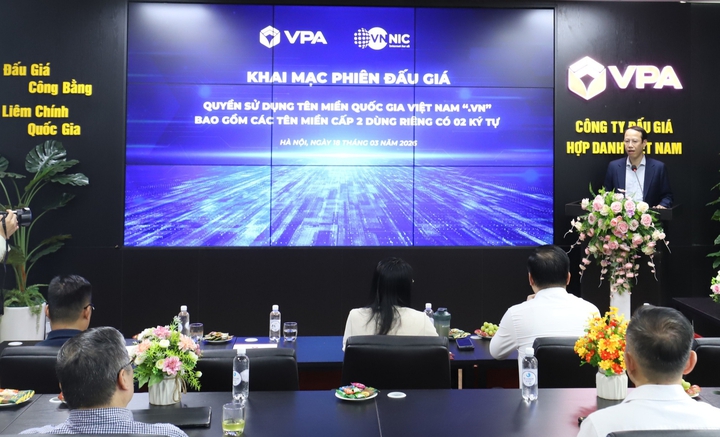 Ông Nguyễn Trường Giang, quyền Giám đốc VNNIC phát biểu tại phiên đấu giá.