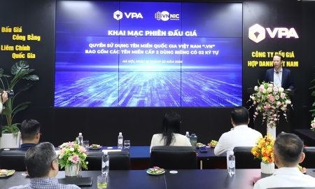 Ông Nguyễn Trường Giang, quyền Giám đốc VNNIC phát biểu tại phiên đấu giá.