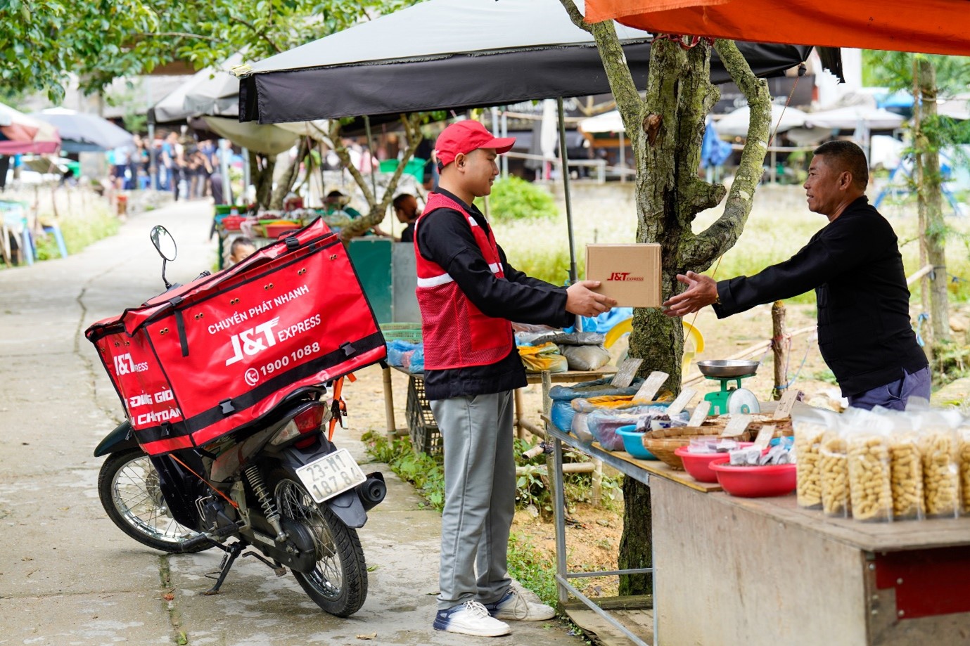 Khách hàng tạo đơn trực tiếp trên ứng dụng JT Express, shipper đến tận nơi lấy hàng ngay cả khi chỉ gửi một đơn lẻ.