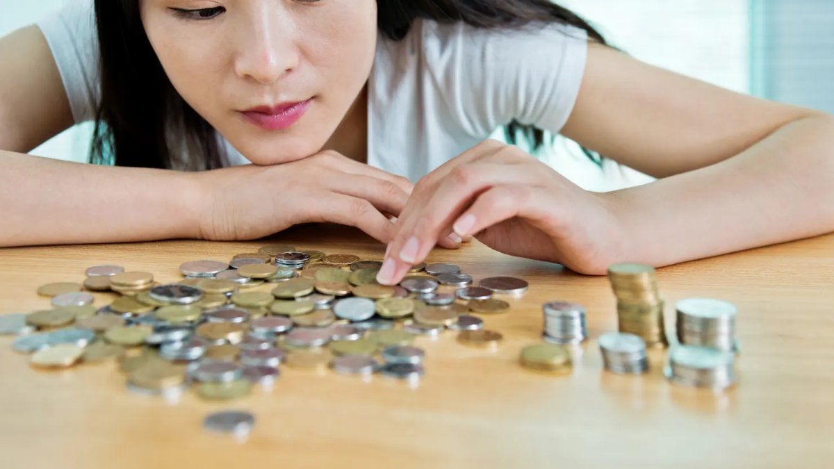 Thay vì cạnh tranh xem ai giàu hơn, giới trẻ chia sẻ cách sống tiết kiệm trong các đô thị đắt đỏ.