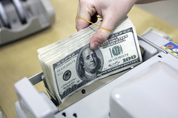 Ngân hàng bán USD ở mức kịch trần