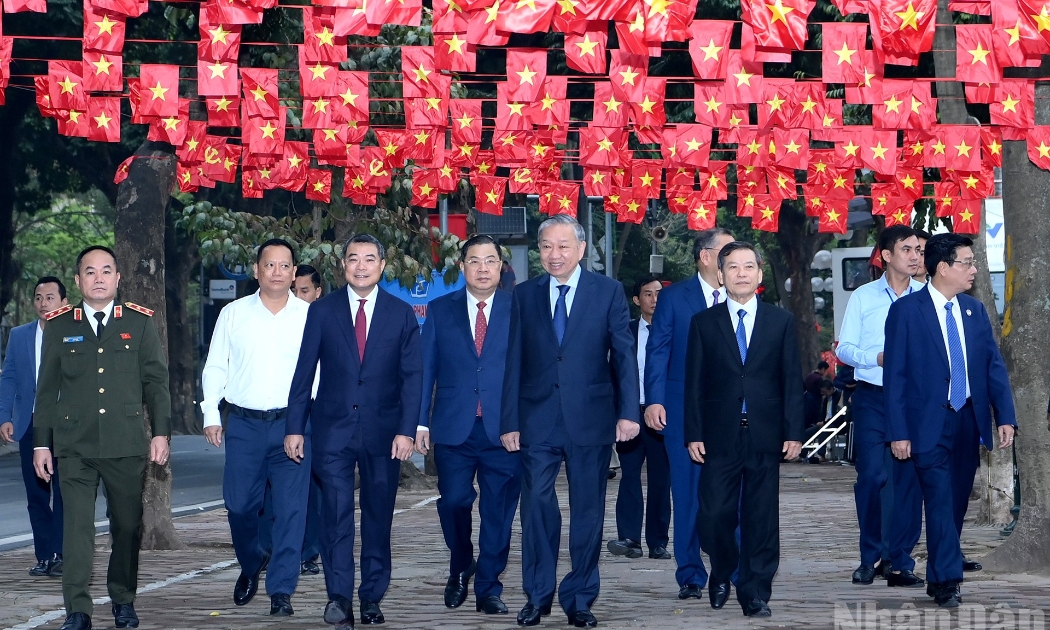 Tổng Bí thư Tô Lâm và các đồng chí lãnh đạo đến khu vực bỏ phiếu số 2, phường Ba Đình, thành phố Hà Nội. Ảnh: Nhân Dân.