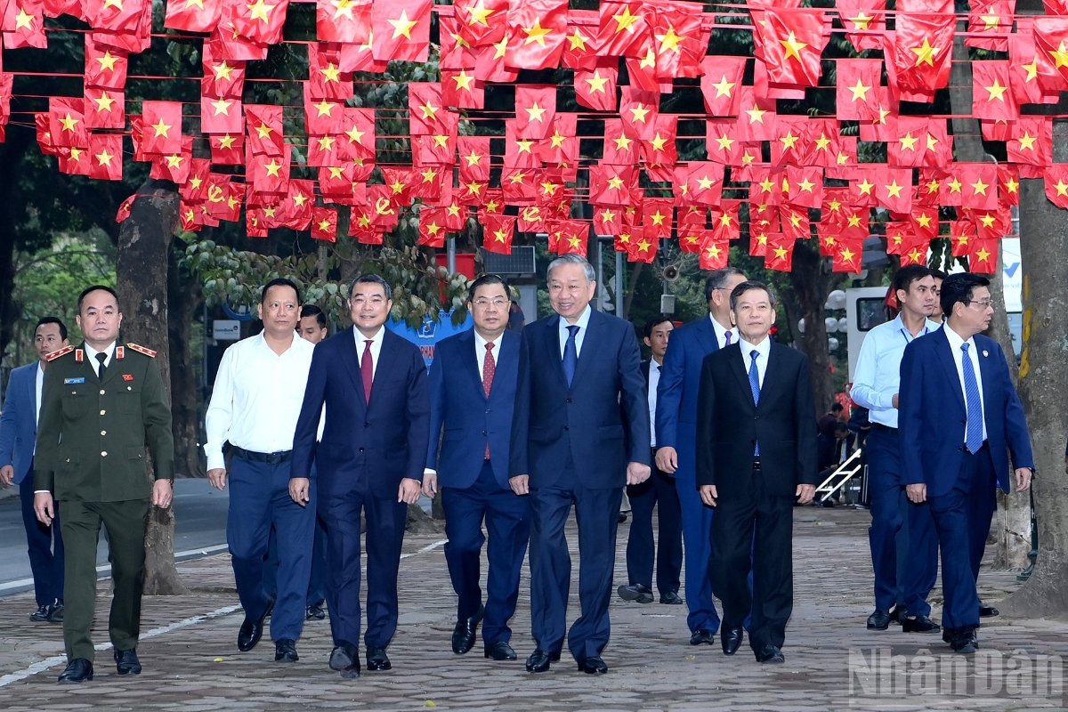 Tổng Bí thư Tô Lâm và các đồng chí lãnh đạo đến khu vực bỏ phiếu số 2, phường Ba Đình, thành phố Hà Nội. Ảnh: Nhân Dân.