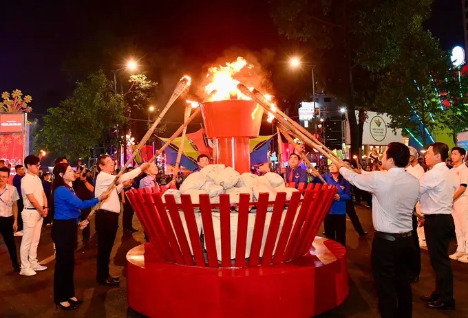 Thắp đươc khai mạc lễ hội Thanh niên TP.Hồ Chí Minh lần 5 năm 2025. Ảnh: Việt Dũng