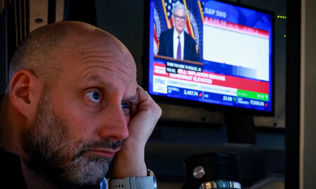 Chứng khoán Mỹ “đỏ lửa” sau tin lãi suất, giá dầu không ngừng leo thang