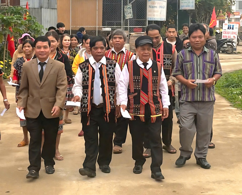 Cử tri các thôn xã biên giới Avương (TP. Đà Nẵng) nườm nượp đến khu vực bỏ phiếu để lựa chọn những đại biểu đủ đức, đủ tài - Ảnh: VGP