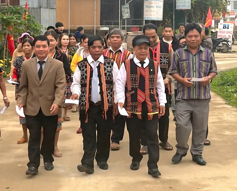 Cử tri các thôn xã biên giới Avương (TP. Đà Nẵng) nườm nượp đến khu vực bỏ phiếu để lựa chọn những đại biểu đủ đức, đủ tài - Ảnh: VGP