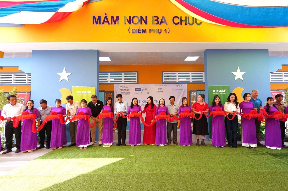 Cắt băng khánh thành trường Mẫu giáo Ba Chúc. Ảnh: BASF.