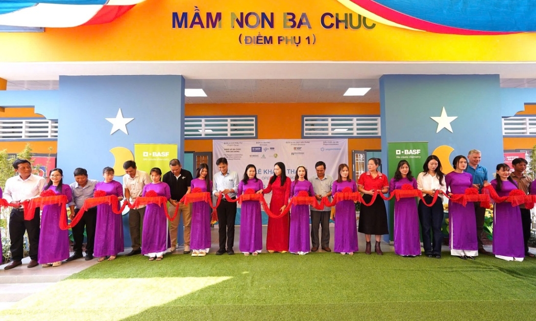 Cắt băng khánh thành trường Mẫu giáo Ba Chúc. Ảnh: BASF.
