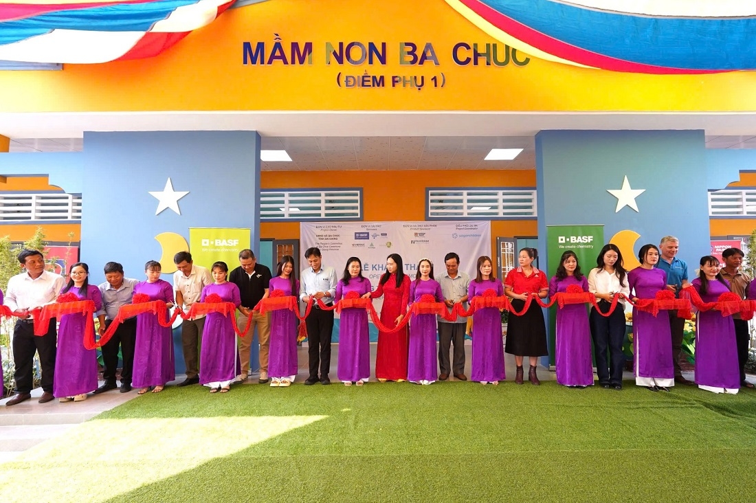 Cắt băng khánh thành trường Mẫu giáo Ba Chúc. Ảnh: BASF.