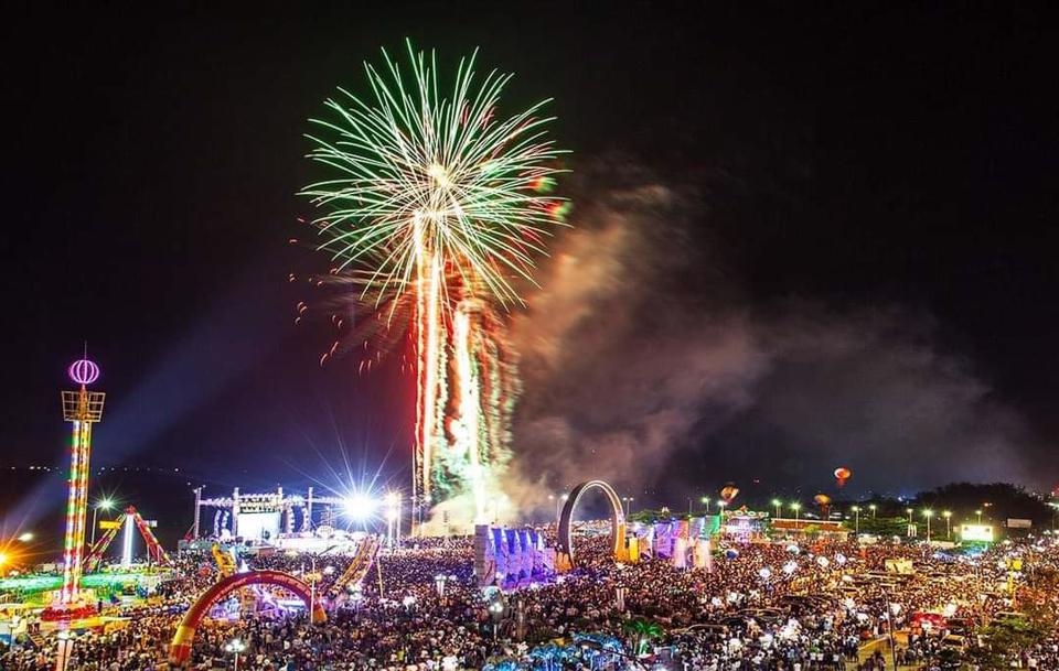 Pháo hoa tầm cao rực sáng bầu trời đêm khai mạc Festival. Ảnh minh hoạ