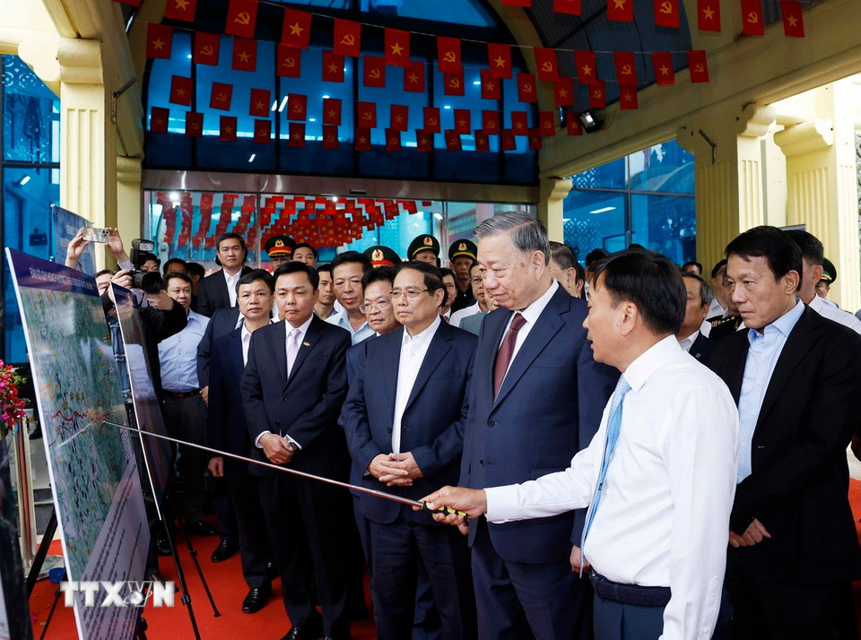 Tổng Bí thư Tô Lâm nghe Bộ Xây dựng báo cáo về tình hình hợp tác đầu tư 3 tuyến đường sắt gồm Hà Nội – Đồng Đăng; Lào Cai – Hà Nội – Hải Phòng; Hải Phòng – Hạ Long – Móng Cái. Ảnh: TTXVN