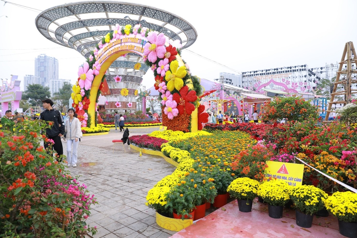 Khu vực trưng bày hoa xuân tại lối vào Công viên Thiên văn học.