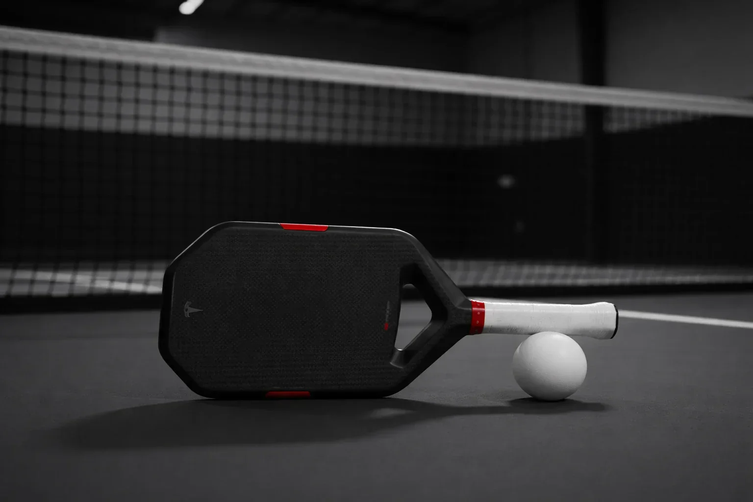 Mẫu vợt Tesla Plaid Pickleball Paddle giá 350 USD.