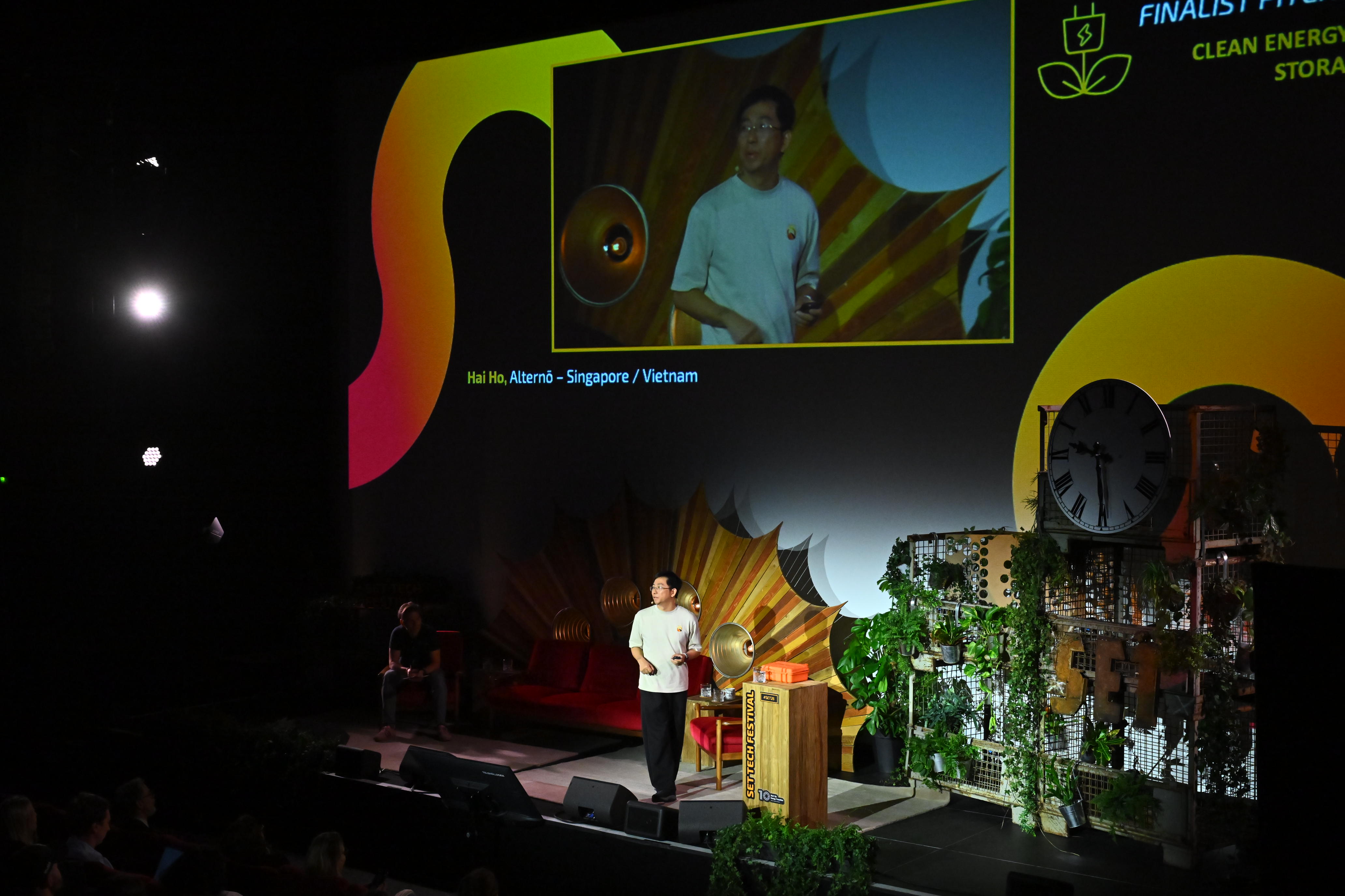 Start-up Việt Nam trình bày giải pháp lưu trữ năng lượng nhiệt bằng cát (pin cát) tại SET Award 2026 (Berlin, Đức). 