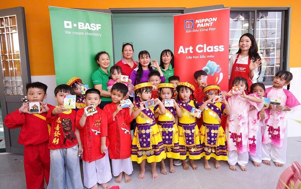 Học sinh chụp ảnh với các tình nguyện viên. Ảnh: BASF.