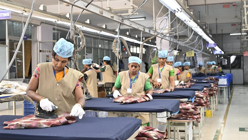 Trong bối cảnh các doanh nghiệp dệt may và may mặc vốn hoạt động với biên lợi nhuận rất mỏng, bất kỳ sự gia tăng nào về chi phí logistics và bảo hiểm do tình hình tại Tây Á cũng sẽ đẩy họ vào thế hết sức khó khăn.