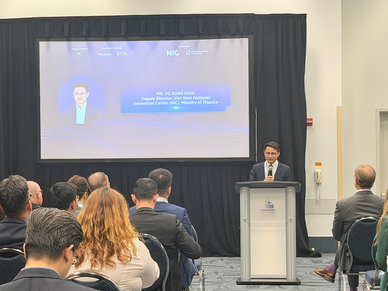 Mr. Vo Xuan Hoai, Deputy Director of the Vietnam National Innovation Center (NIC), speaks at the forum (Photo: NIC)