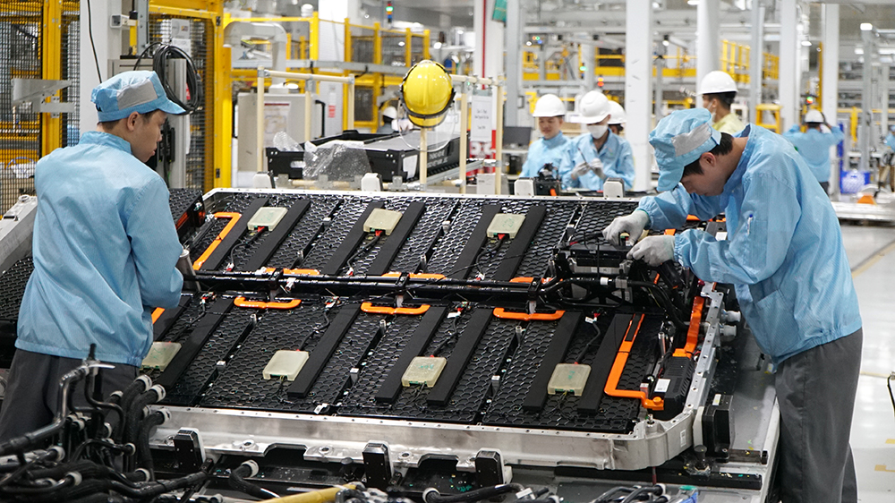 Thủ tướng yêu cầu đẩy mạnh phát triển hạ tầng trạm sạc điện; nghiên cứu các cơ chế, chính sách khuyến khích sản xuất và sử dụng xe điện; từng bước chuyển đổi phương tiện giao thông công cộng và phương tiện công vụ sang sử dụng điện.