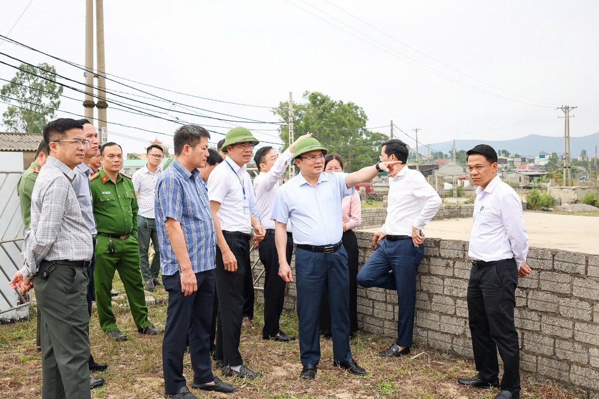 Phó Chủ tịch UBND tỉnh Nghệ An Phùng Thành Vinh và các thành viên đoàn công tác kiểm tra khu vực tái định cư