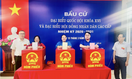 Cử tri phường Hồng Hà bỏ phiếu bầu cử đại biểu Quốc hội khóa XVI và đại biểu HĐND các cấp nhiệm kỳ 2026-2031.