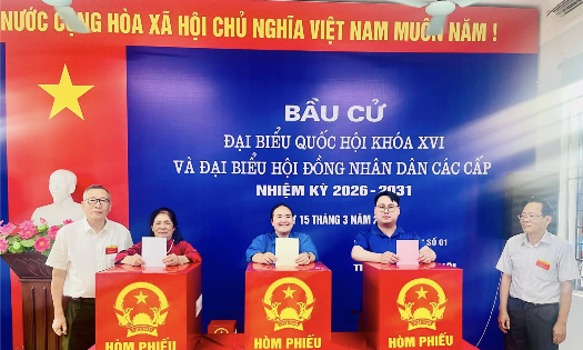 Cử tri phường Hồng Hà bỏ phiếu bầu cử đại biểu Quốc hội khóa XVI và đại biểu HĐND các cấp nhiệm kỳ 2026-2031.