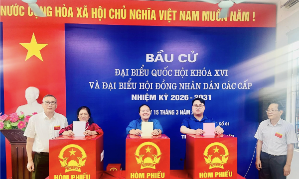 Cử tri phường Hồng Hà bỏ phiếu bầu cử đại biểu Quốc hội khóa XVI và đại biểu HĐND các cấp nhiệm kỳ 2026-2031.