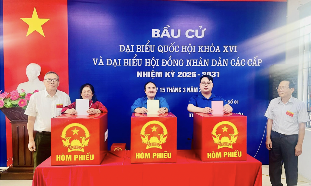 Cử tri phường Hồng Hà bỏ phiếu bầu cử đại biểu Quốc hội khóa XVI và đại biểu HĐND các cấp nhiệm kỳ 2026-2031.