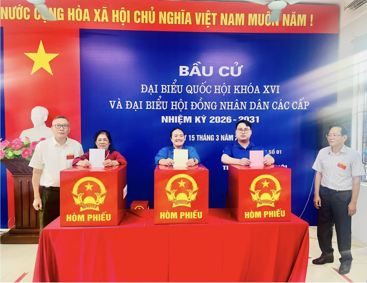 Cử tri phường Hồng Hà bỏ phiếu bầu cử đại biểu Quốc hội khóa XVI và đại biểu HĐND các cấp nhiệm kỳ 2026-2031.