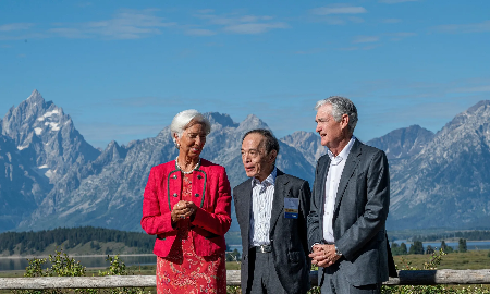 Từ trái qua: Chủ tịch ECB Christine Lagarde, Thống đốc BOJ Kazuo Ueda, và Chủ tịch Fed Jerome Powell tại hội nghị của Fed ở Jackson Hole, Wyoming năm 2023 - Ảnh: Bloomberg.