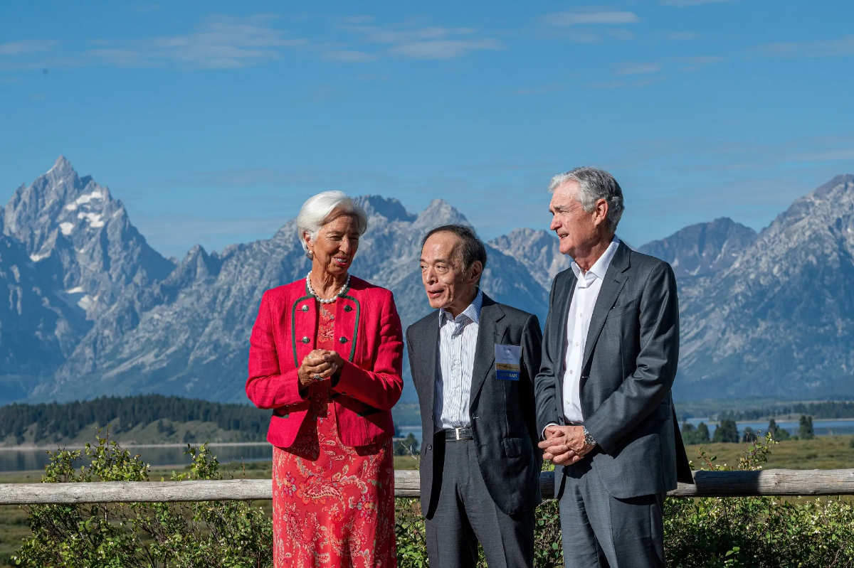 Từ trái qua: Chủ tịch ECB Christine Lagarde, Thống đốc BOJ Kazuo Ueda, và Chủ tịch Fed Jerome Powell tại hội nghị của Fed ở Jackson Hole, Wyoming năm 2023 - Ảnh: Bloomberg.