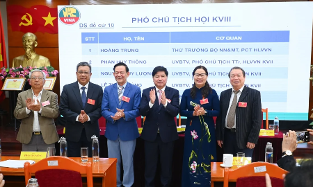 Lãnh đạo Hội Làm vườn Việt Nam Khóa VIII ra mắt sau Đại hội. Ảnh Tùng Đinh.