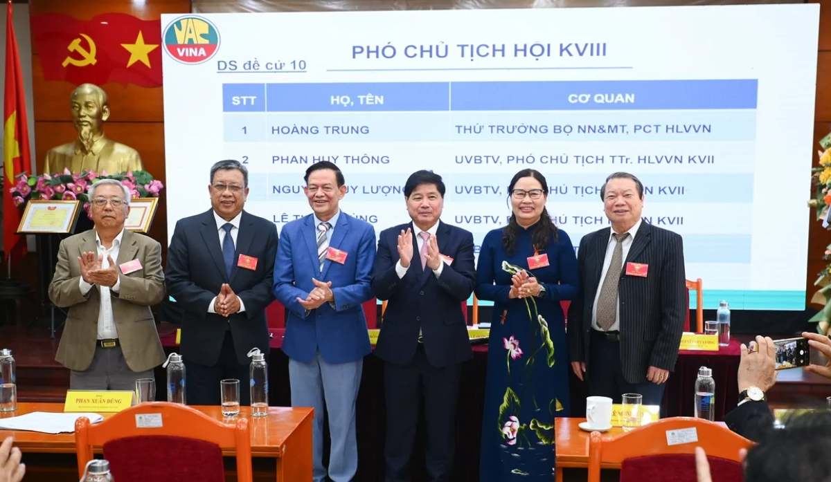 Lãnh đạo Hội Làm vườn Việt Nam Khóa VIII ra mắt sau Đại hội. Ảnh Tùng Đinh.