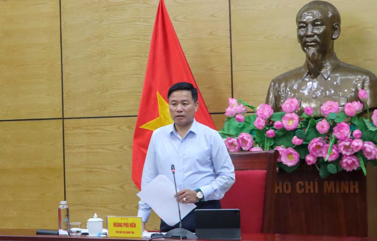 Ông Hoàng Phú Hiền, Phó Chủ tịch UBND tỉnh Nghệ An chủ trì cuộc họp về dự án đường bộ cao tốc Vinh – Thanh Thủy