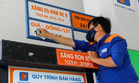 Chính phủ cho phép điều chỉnh giá xăng dầu khi giá cơ sở của một trong các mặt hàng xăng dầu được tiêu dùng phổ biến trên thị trường trong ngày tăng từ 15% trở lên.